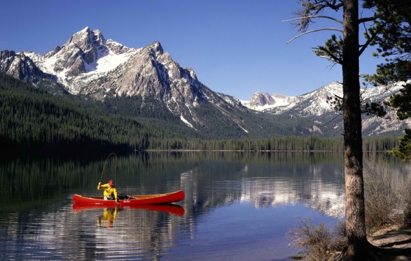 Рыбак на каное