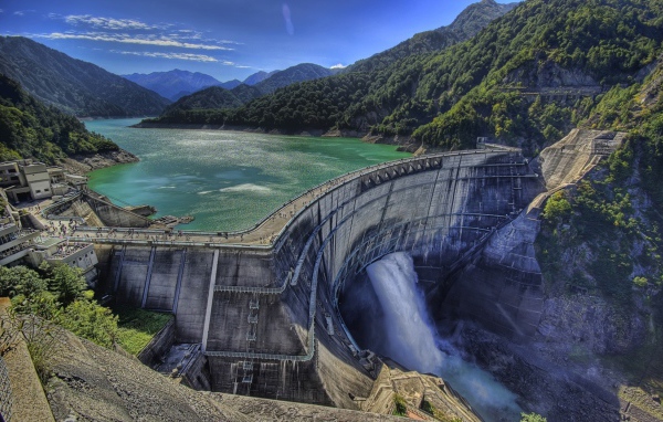 Плотина на реке Куробе