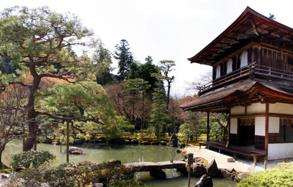 Дом на берегу реки