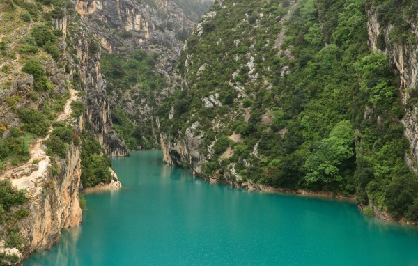 Озеро в ущелье