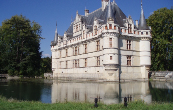 Храм окруженный водой