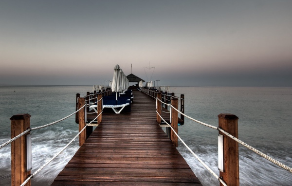 Деревянный мостик в море для отдыха