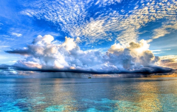 Облака над океаном