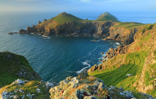 Зеленый мыс и туманная даль моря