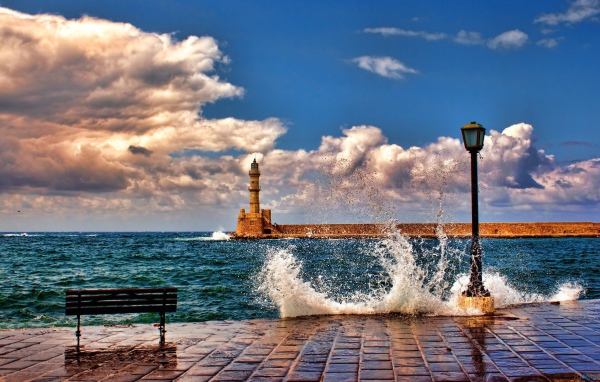 Волны и маяк