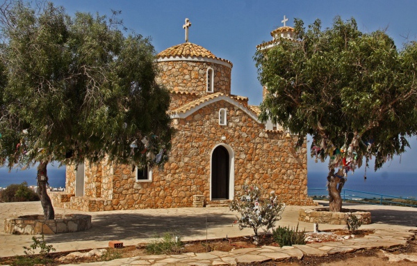 Религиозный храм у моря