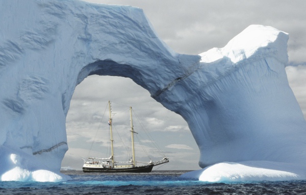 Корабль в Антарктиде