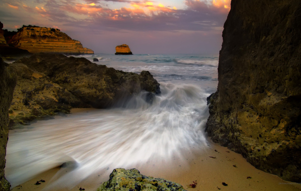 Брызги волны на песке