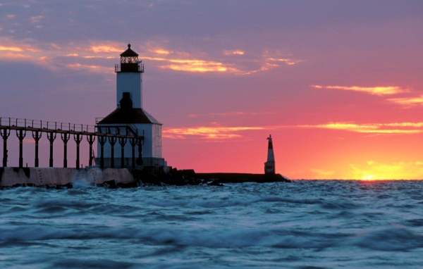 Розовый закат у маяка