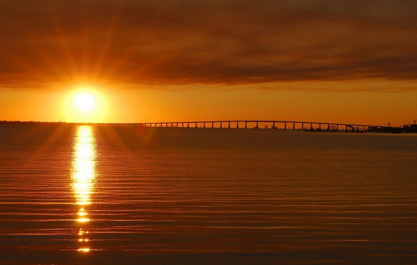 Переливы заката в волнах