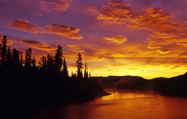 Красный закат на реке