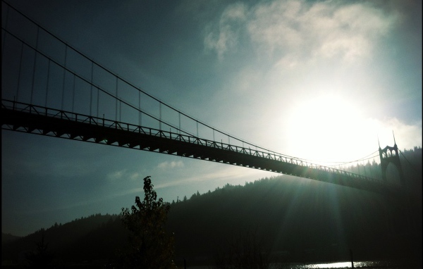 Закат у подвесного моста