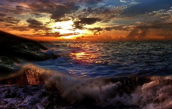 Закат на штормовом море