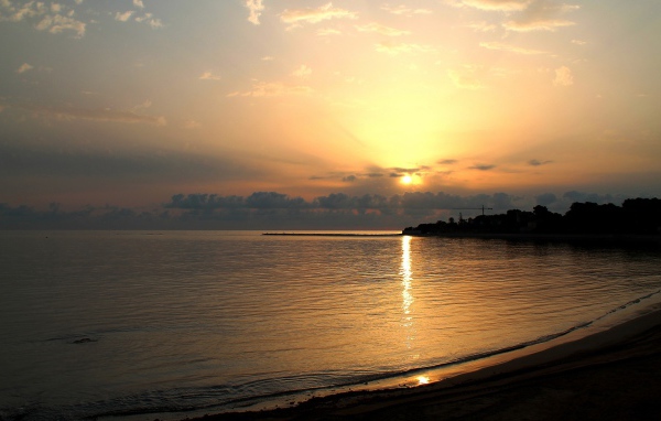 Закат над спокойным морем