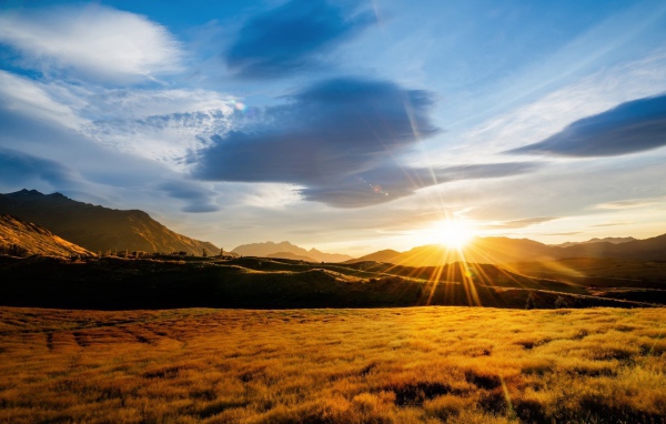 Солнце заходит за гору