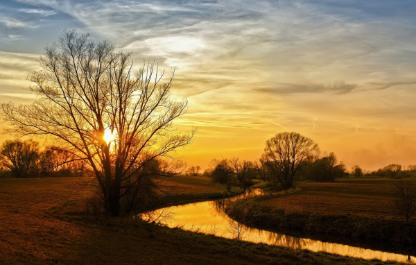 Закат над полем и рекой