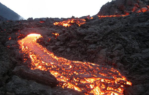 Потоки лавы от вулкана