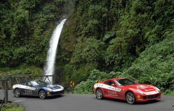 Автомобили у водопада