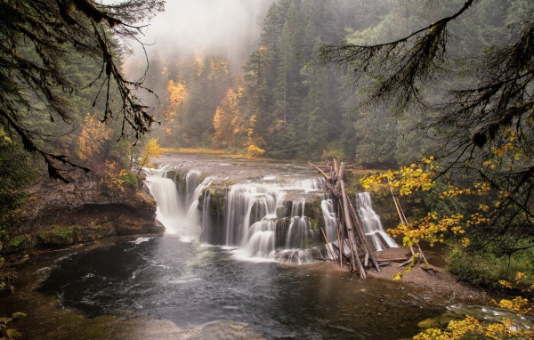Пейзаж с водопадом на реке