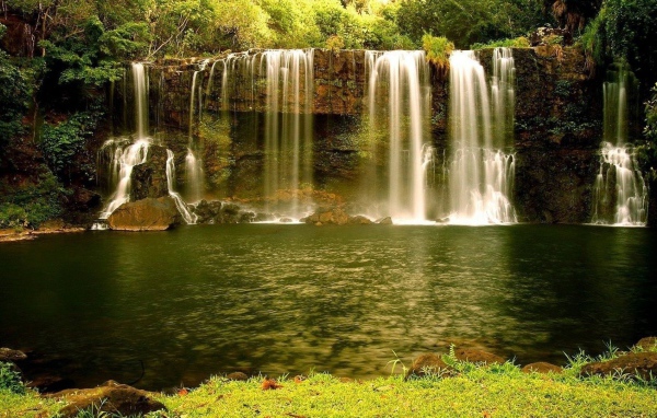 Золотисто зеленый водопад