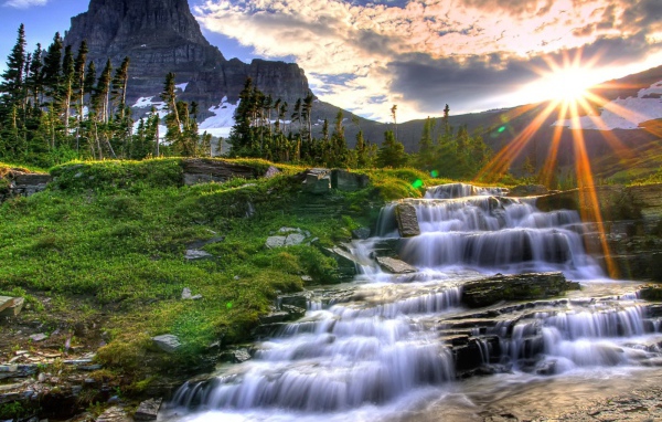 Закат у каскадного водопада