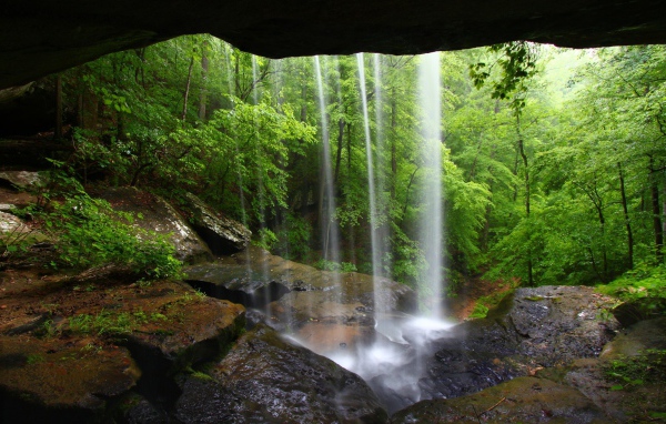 Вид на водопад из пещеры