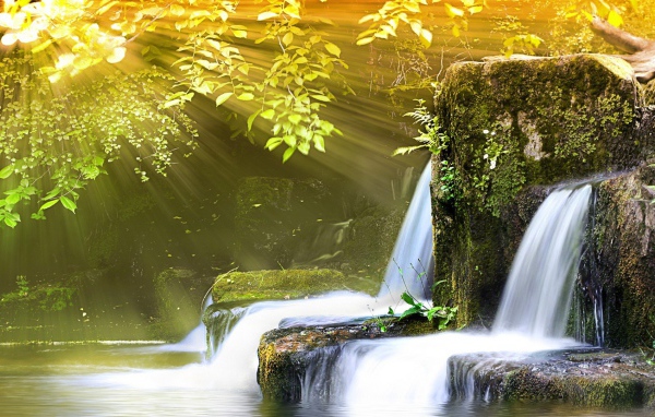 Водопад в лучах солнца