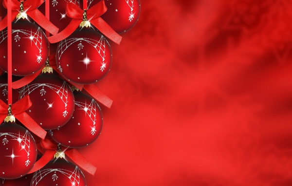 Красивые ёлочные игрушки на красном фоне