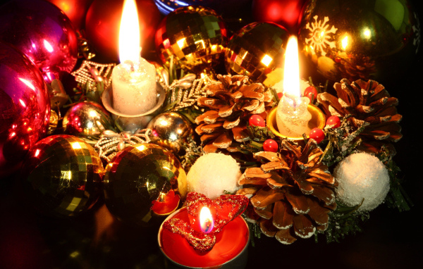 Свечи, шишки и ёлочные игрушки