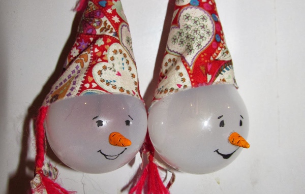 Елочные игрушки из лампочек