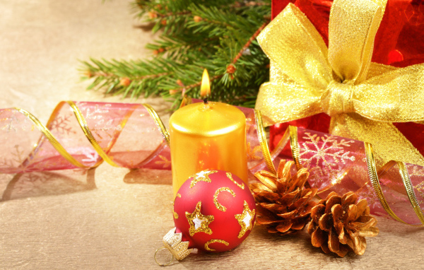 Елочная игрушка шишка