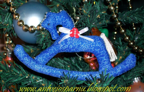 Елочная игрушка лошадка качалка