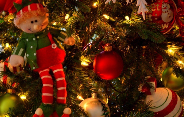 Елка на Новый Год и красивые игрушки