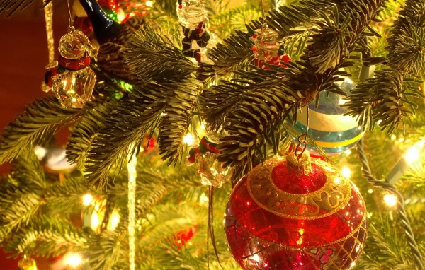 Пушистая елка на Новый 2014 Год лошади