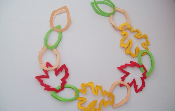 Гирлянда из осенних листьев