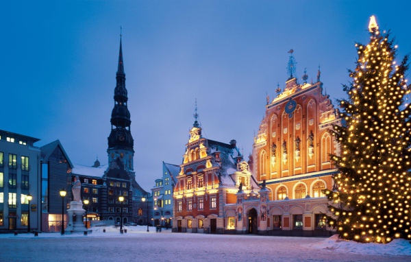 Праздничные огни в городе в Новый год
