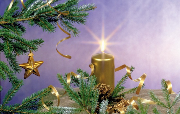 Праздничная свеча золотого цвета