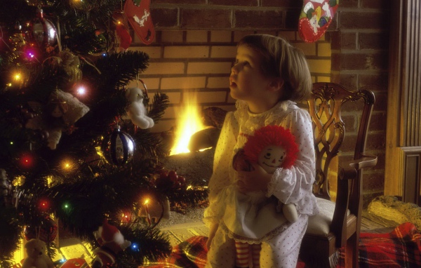 Ребенок у Новогодней елки