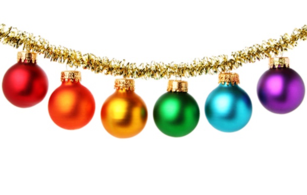 Разноцветные ёлочные игрушки на белом фоне