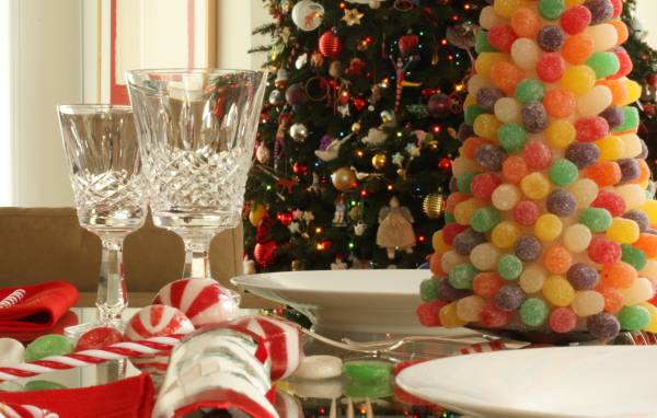 Новогодняя елка и красивый стол