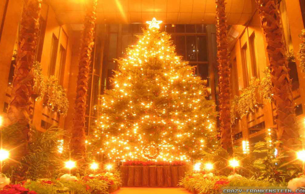 Новогодняя елка в поразительной картине