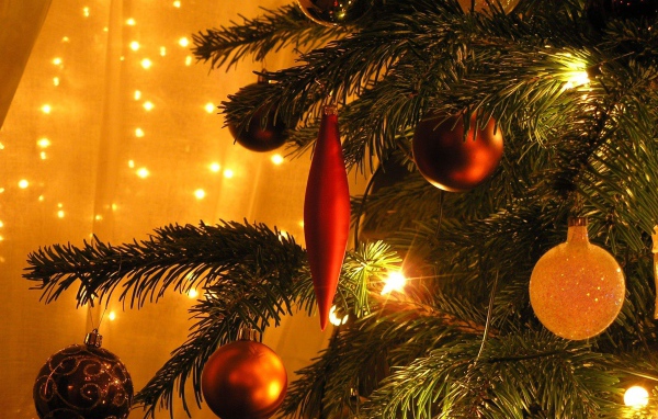 Новогодняя елка в оранжевом свете