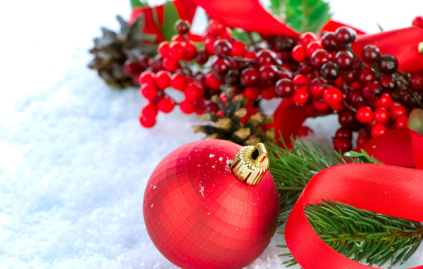 Красные ёлочные украшения на снегу