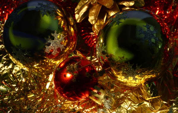 Сияющие ёлочные игрушки