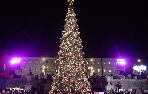 Красивая Новогодняя елка в центре города