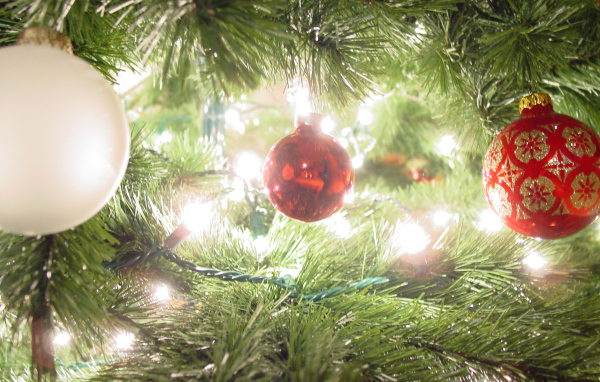 Три маленькие игрушки на новогодней елки