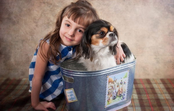 Девочка с подарком