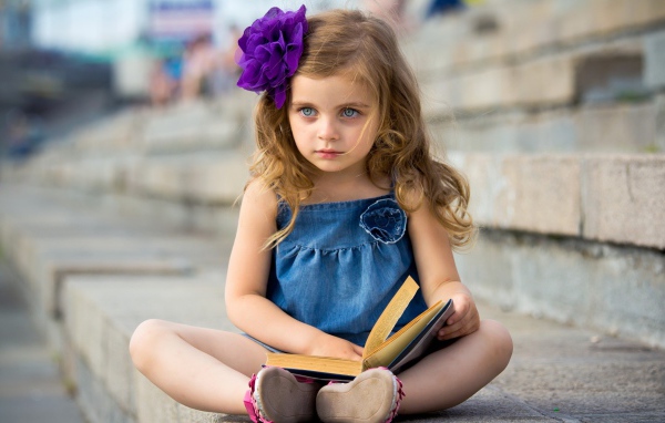 Девочка с книгой