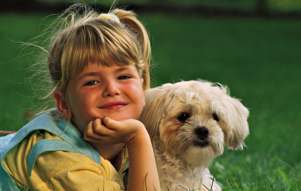 Девочка с белой собакой