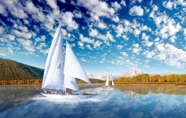 Озеро с яхтами